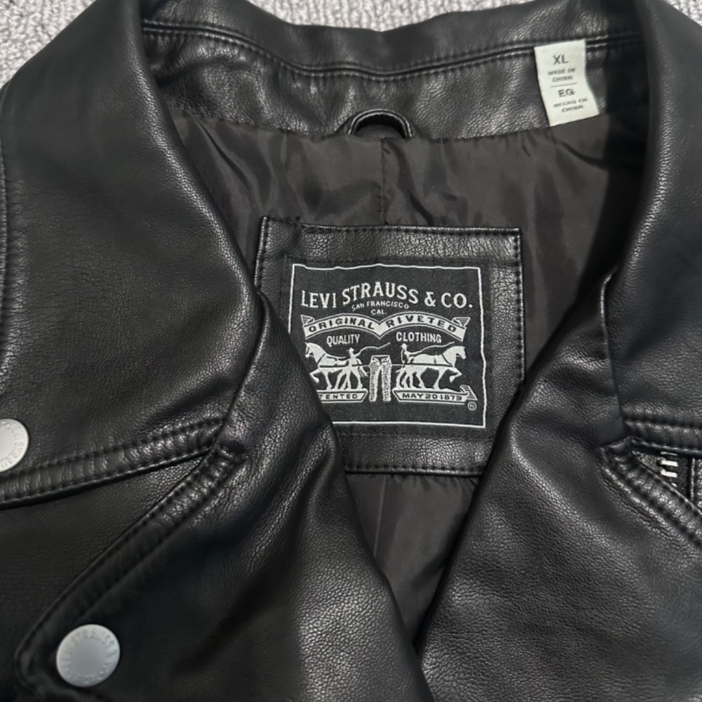 BRAND NEW WITH TAGS - Levi's Women's Asymmetrical Moto Jacket Black - Picture 2 of 10